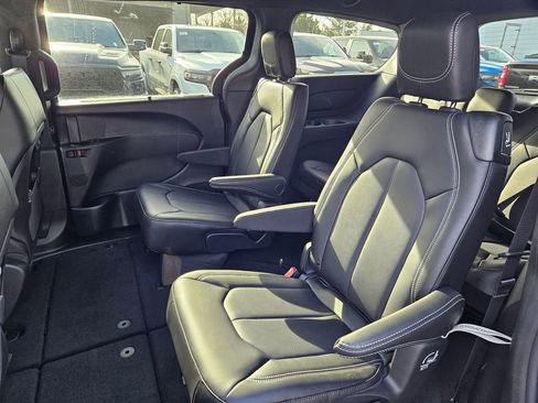 New 2026 Chrysler Pacifica Select image 14