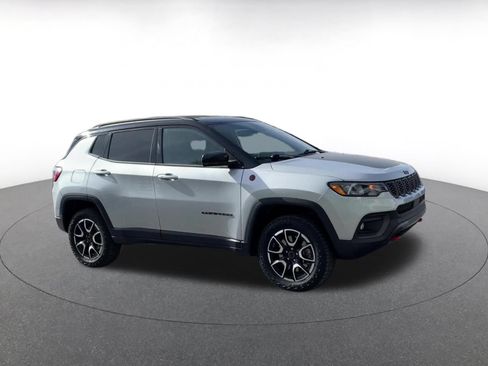 Used 2025 Jeep Compass Trailhawk AWD/4WD image 2