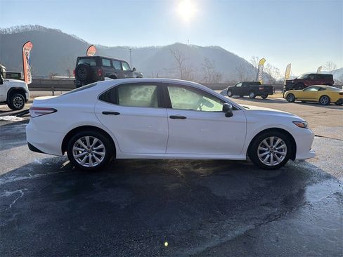 Used 2020 Toyota Camry LE image 2