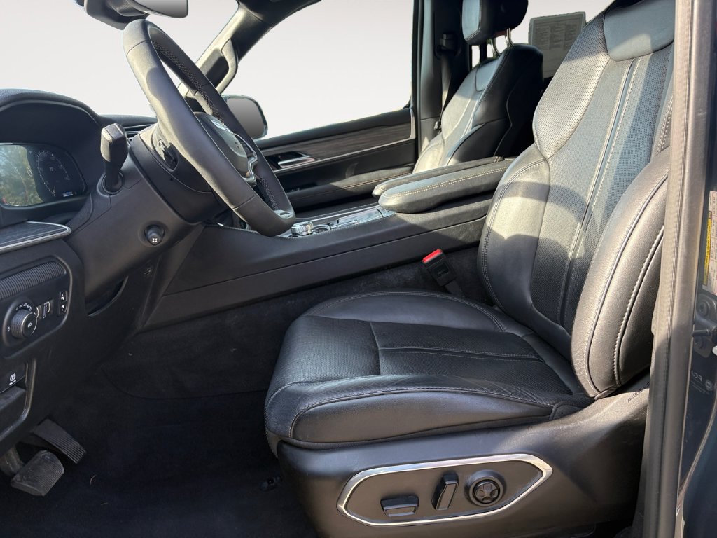 Used 2024 Jeep Wagoneer L Series II w/ Flexible Seating Group RWD image 9