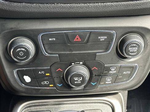Used 2018 Jeep Compass Latitude w/ Popular Equipment Group FWD image 39