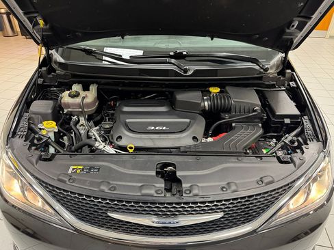 Used 2017 Chrysler Pacifica Touring-L w/ Tire & Wheel Group image 62