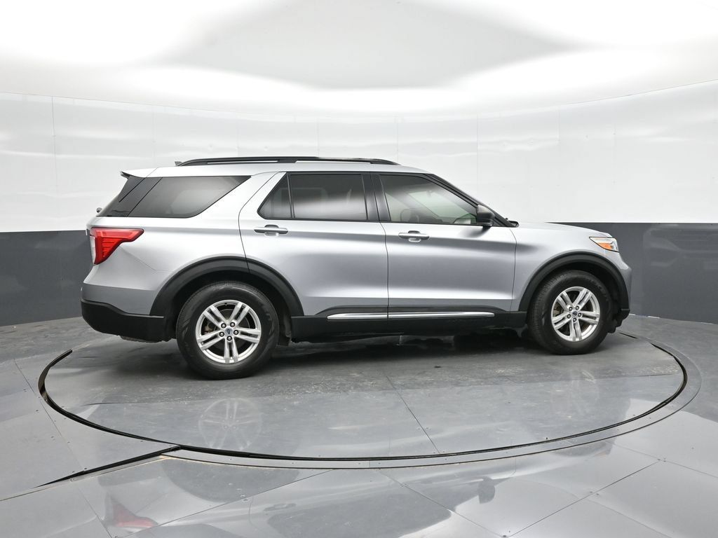 Certified 2021 Ford Explorer XLT RWD image 9