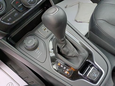 Used 2019 Jeep Cherokee Limited image 28