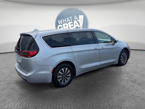 Used 2022 Chrysler Pacifica Limited FWD image 3