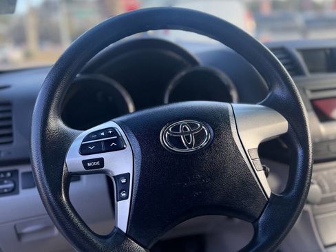 Used 2012 Toyota Highlander FWD w/ Tech Pkg image 16