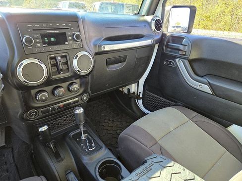 Used 2018 Jeep Wrangler Unlimited Sahara image 13