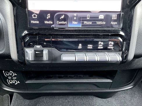 Used 2024 RAM 2500 Big Horn w/ Sport Appearance Package image 33