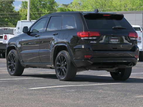 Used 2022 Jeep Grand Cherokee Laredo X image 3