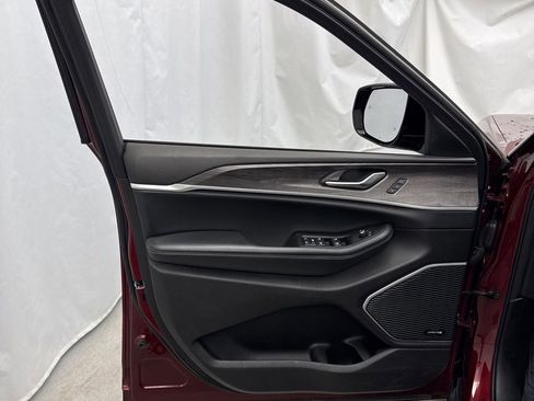 Used 2022 Jeep Grand Cherokee L Limited w/ Black Appearance Package image 12