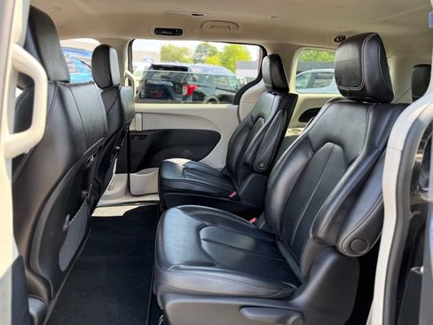 Used 2023 Chrysler Pacifica Touring-L FWD image 12
