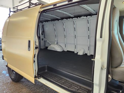 Used 2005 Chevrolet Express 2500 Extended RWD image 16