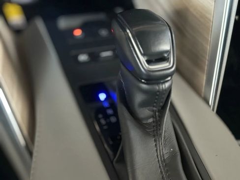 Used 2021 Toyota Venza Limited image 35