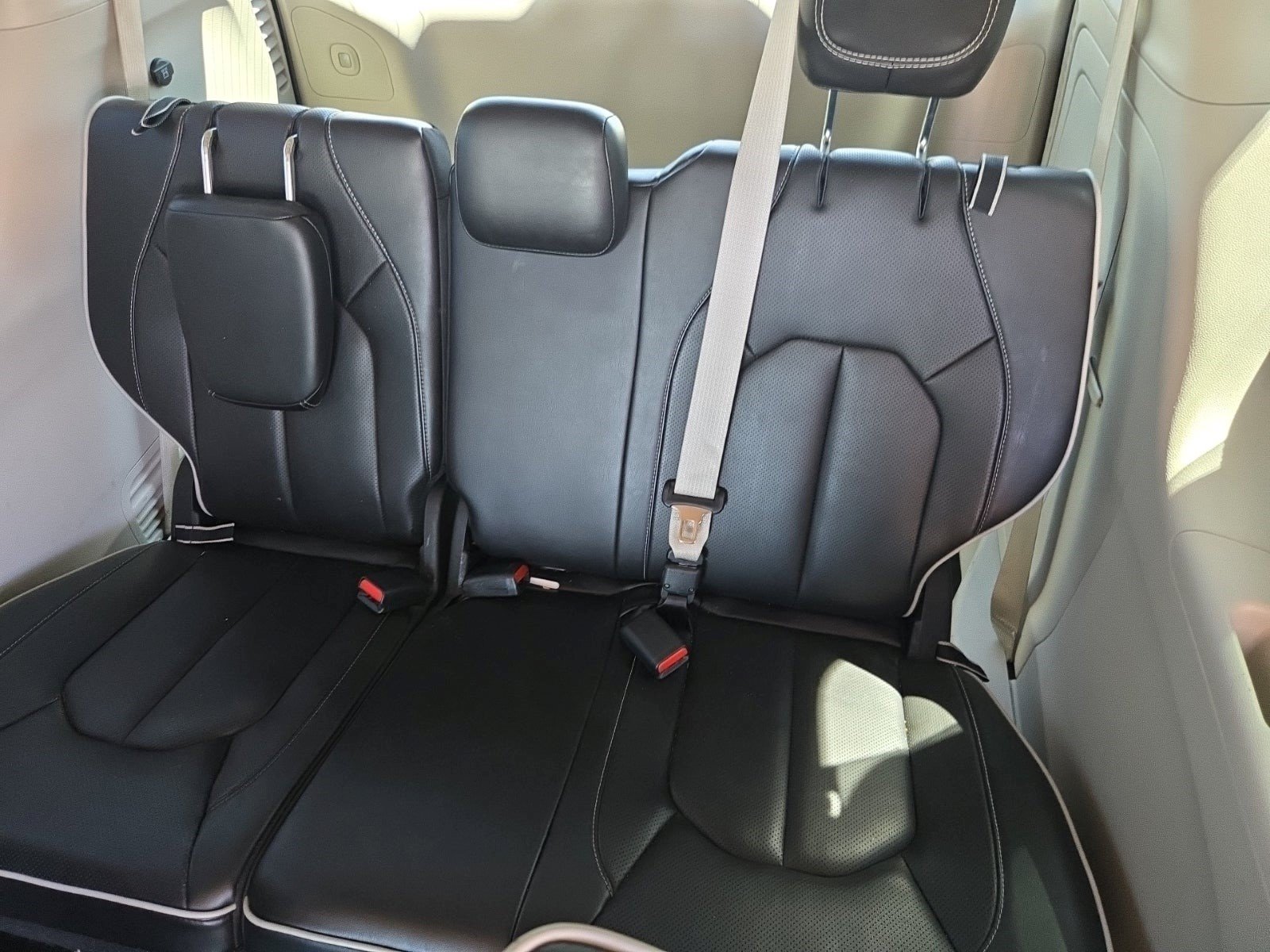 Used 2023 Chrysler Pacifica Limited w/ Uconnect Theater Family Group FWD image 10