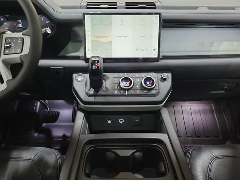 New 2024 Land Rover Defender 110 SE image 27