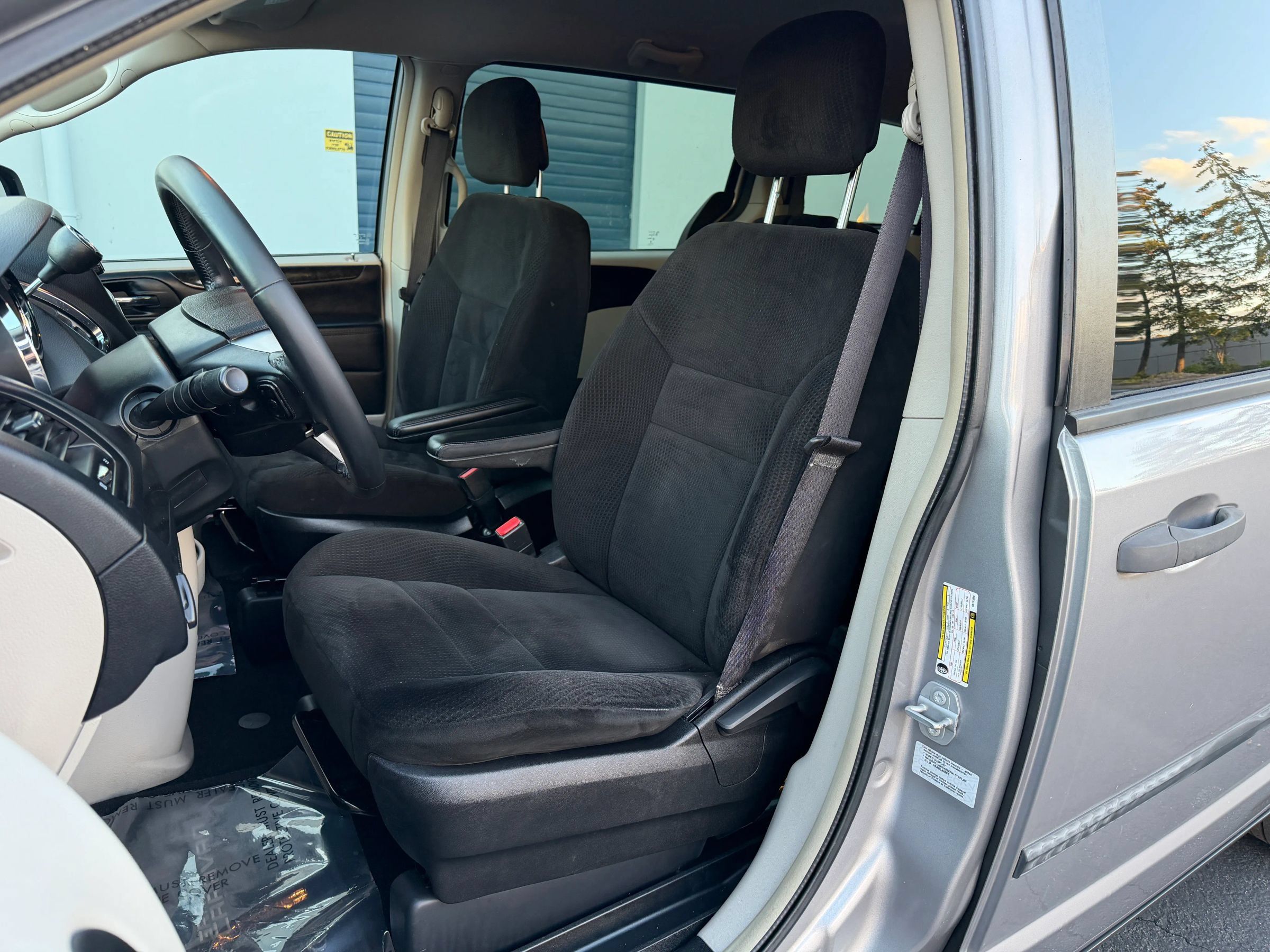Used 2016 Dodge Grand Caravan American Value Package w/ UConnect Hands-Free Group FWD image 8