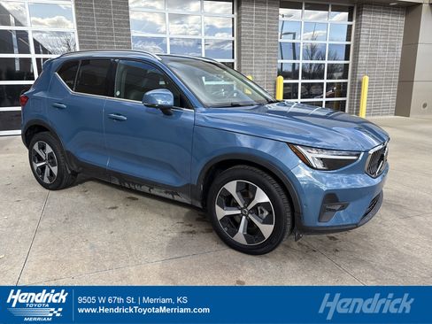 Used 2025 Volvo XC40 B5 Plus image 1