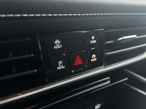 Used 2025 Volkswagen Atlas SE image 28