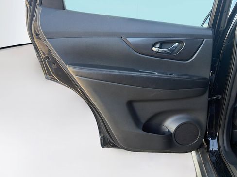 Used 2018 Nissan Rogue S image 25