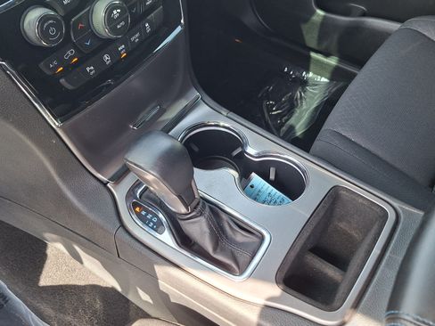 Used 2019 Jeep Grand Cherokee Laredo RWD image 16