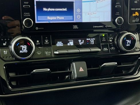 Used 2020 Toyota Highlander Limited image 17