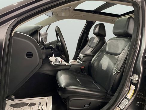 Used 2016 Chrysler 300 C image 9