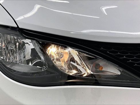 Used 2023 Chrysler Voyager LX image 31