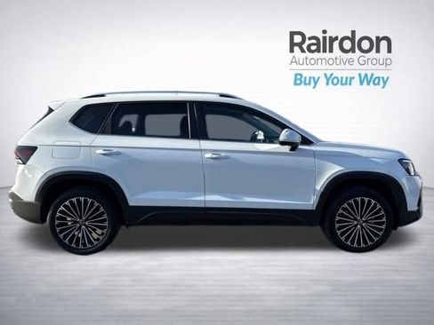 Used 2025 Volkswagen Taos SE FWD image 8