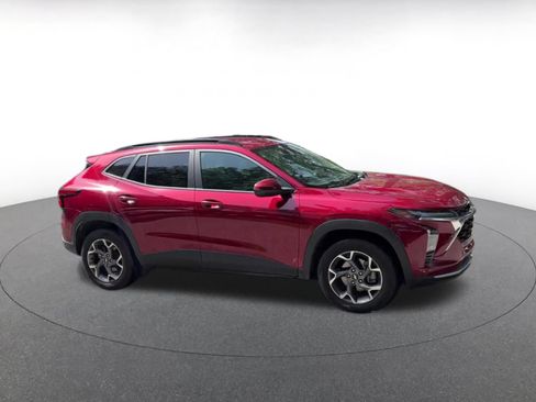 Used 2025 Chevrolet Trax LT FWD image 2