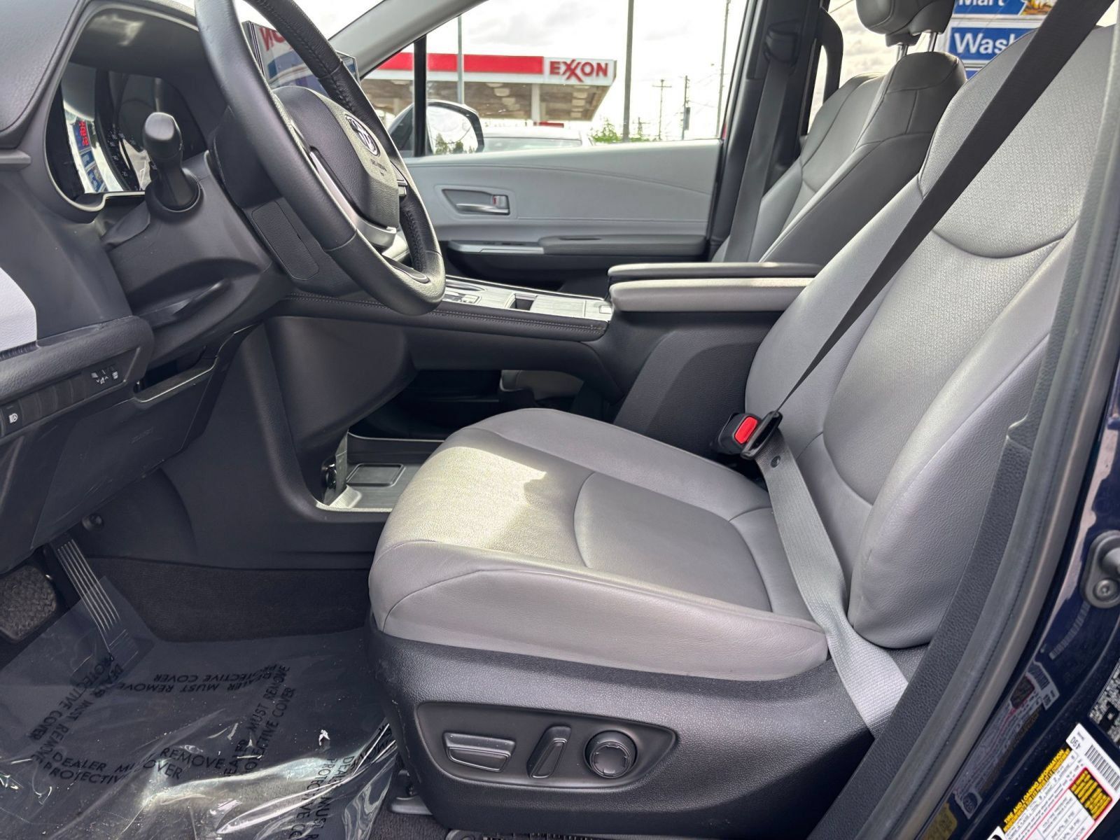 Used 2025 Toyota Sienna XLE FWD image 27