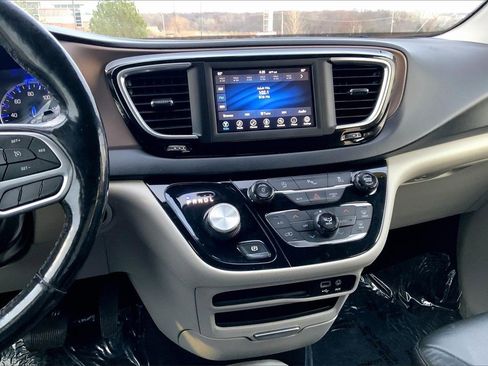Used 2019 Chrysler Pacifica Touring-L image 11