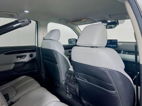 Used 2025 Honda Pilot EX-L image 9