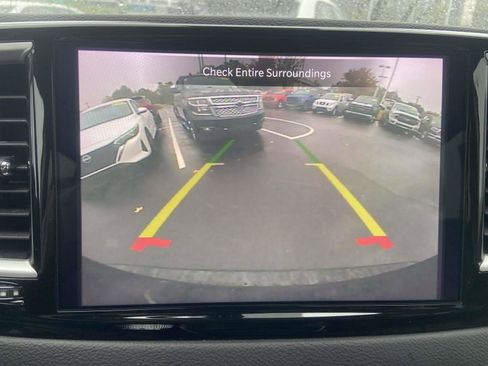 Used 2024 Chrysler Pacifica Touring-L image 27