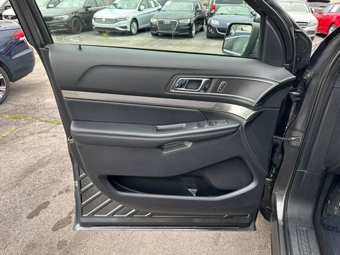 Used 2018 Ford Explorer XLT w/ Equipment Group 202A FWD image 18
