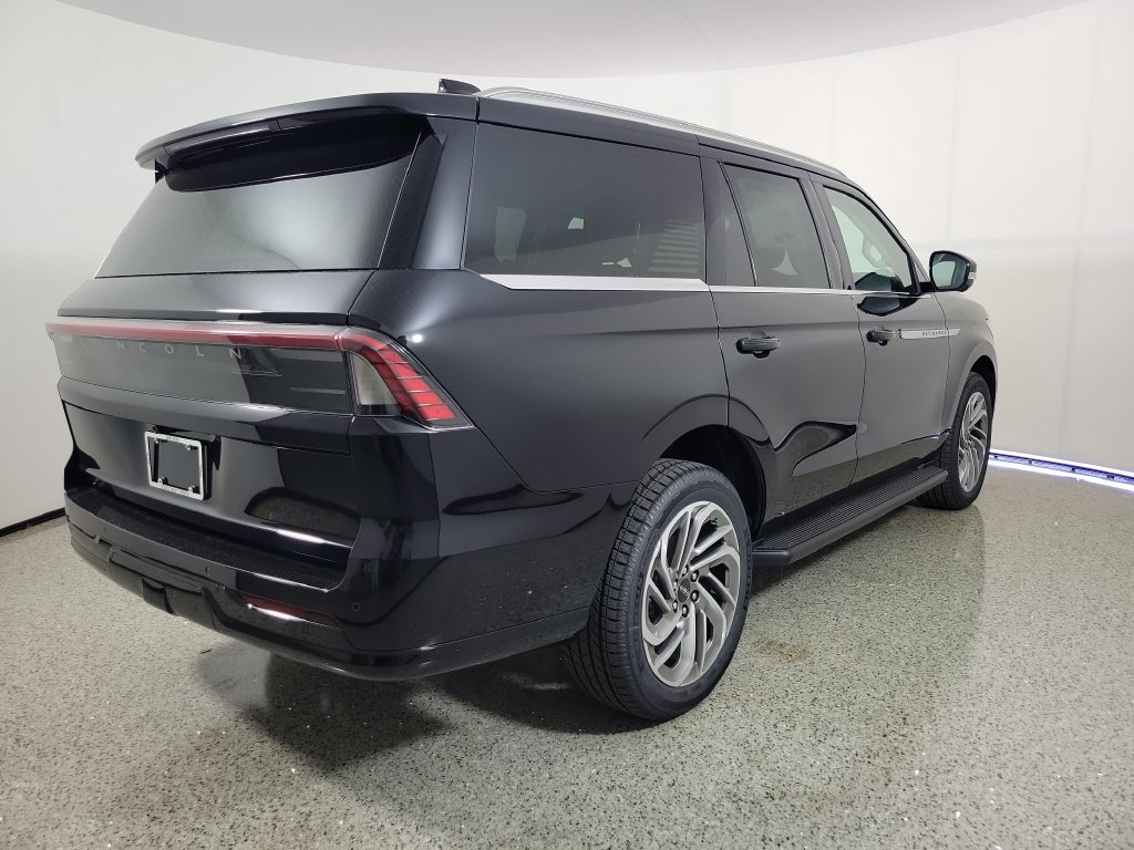 New 2027 Lincoln Navigator Premiere RWD image 4