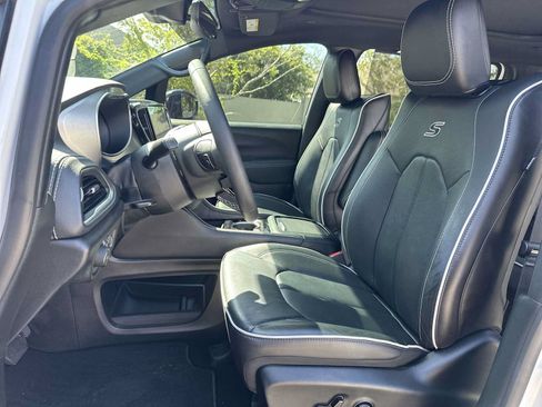 Used 2023 Chrysler Pacifica Limited w/ Uconnect Theater Family Group AWD/4WD image 15