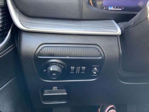 Used 2023 Jeep Wagoneer L Series II image 33