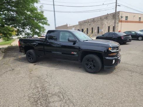 Used 2017 Chevrolet Silverado 1500 LT w/ Midnight Edition AWD/4WD image 9