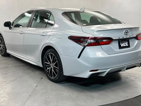 Used 2023 Toyota Camry SE image 3