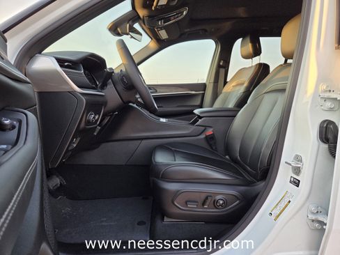 New 2025 Jeep Grand Cherokee Limited image 13