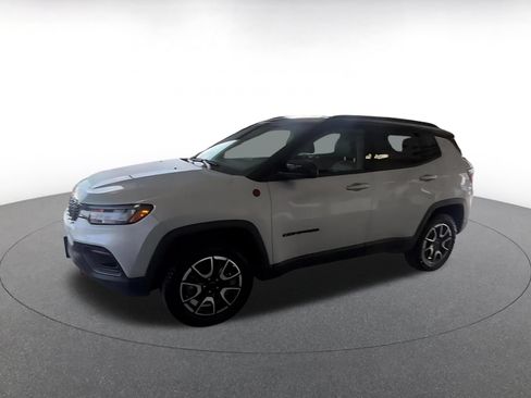 Used 2025 Jeep Compass Trailhawk w/ Trailer Tow Group AWD/4WD image 3