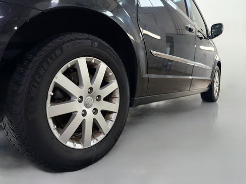 Used 2015 Chrysler Town & Country Touring w/ Driver Convenience Group image 15