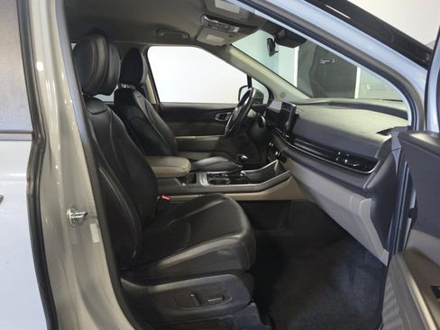 Used 2025 Kia Carnival EX FWD image 14