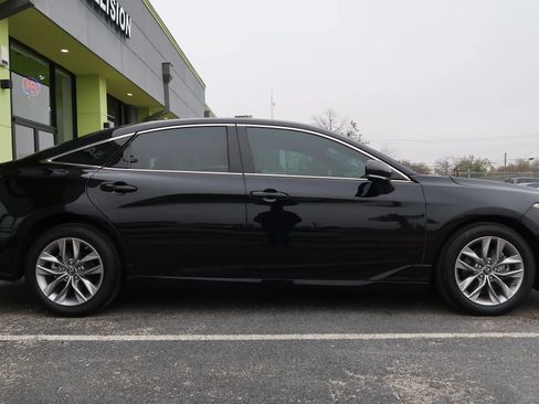 Used 2019 Toyota Avalon XLE w/ Moonroof Package FWD image 8