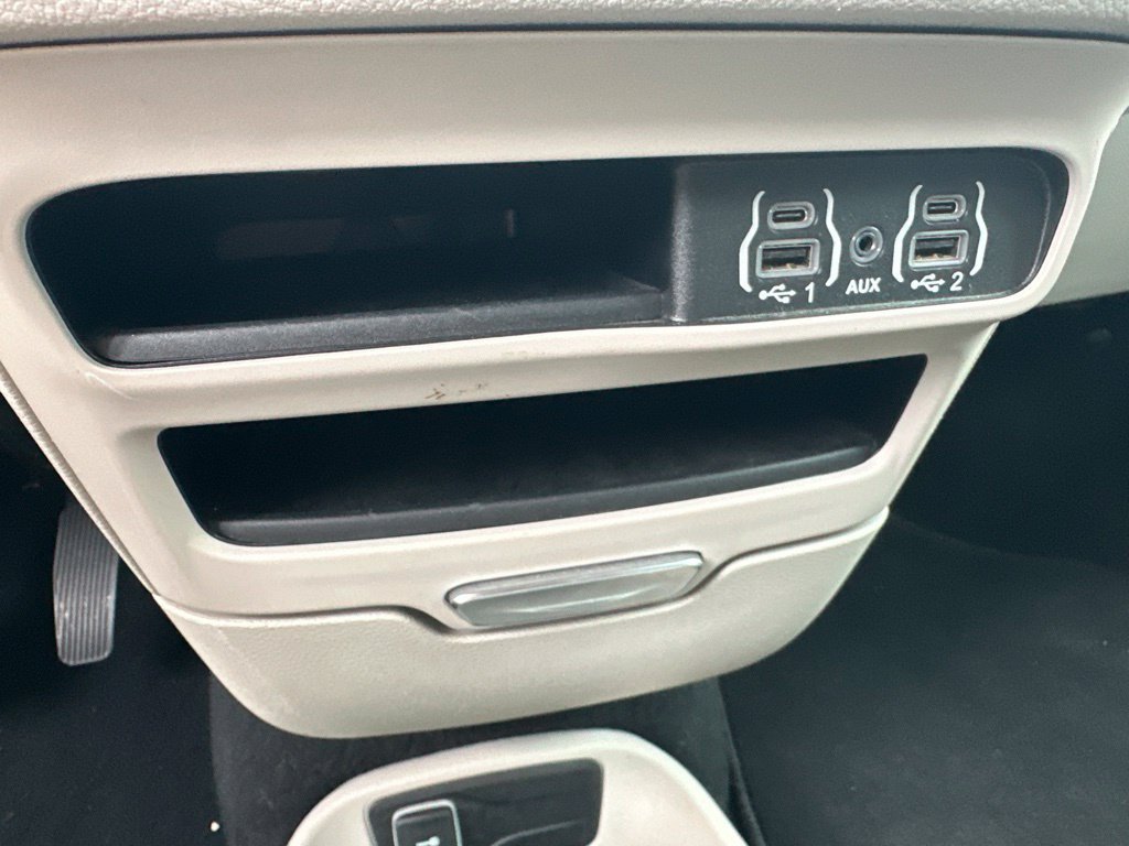 Used 2024 Chrysler Pacifica Touring-L FWD image 26