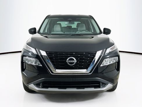 Used 2023 Nissan Rogue SV image 2