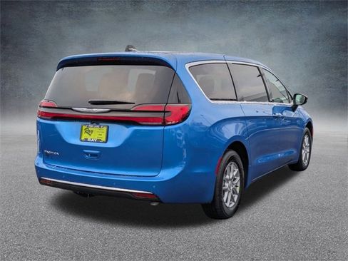 New 2026 Chrysler Pacifica Select image 4