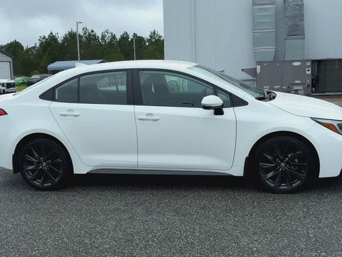 Used 2025 Toyota Corolla SE FWD image 2