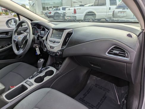 Used 2017 Chevrolet Cruze LS FWD image 28