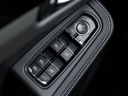 Certified 2026 Porsche Macan Turbo AWD/4WD image 19
